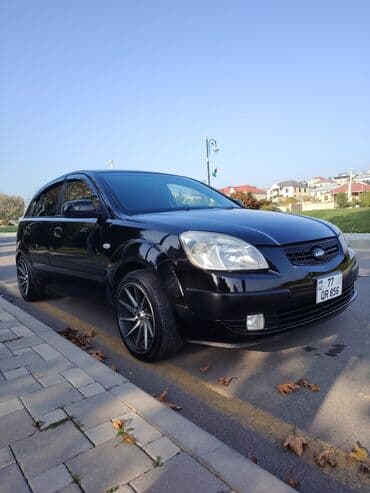 Kia Rio – qara rəng, hetçbek kuzov. Xarici:yoxdı - Qara rəngli kuzov