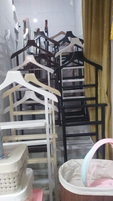 вешалка для брюк и рубашек напольная: Bu, paltarların səliqəli saxlanması üçün nəzərdə tutulmuş taxta — 15