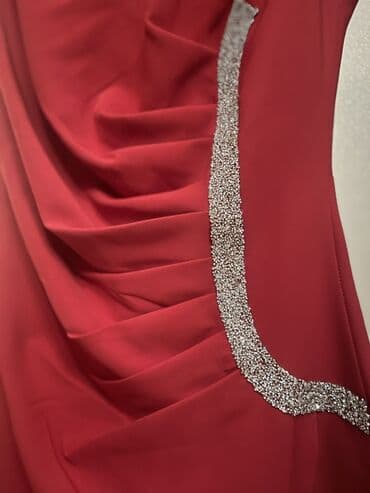 вечерние бордовые платья: Qırmızı zərif ziyafət donu - Model: midi uzunluq, bədənə oturan kəsim — 6