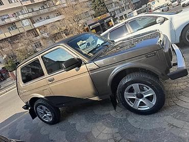 niva arxa: VAZ (LADA) 4x4 Niva: 1.7 l | 2025 il 2500 km Ofrouder/SUV — 5