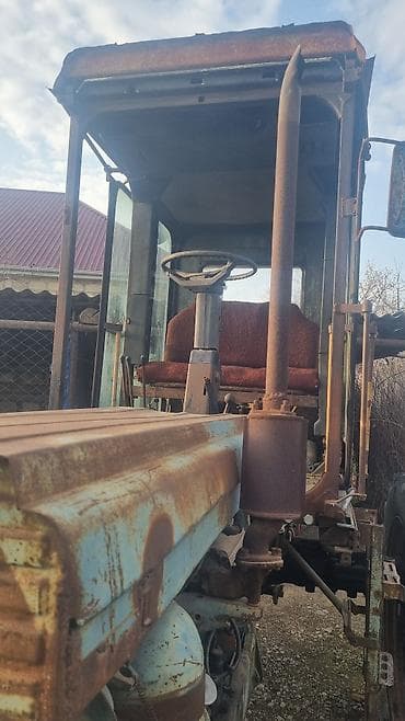 kupe maşınlar: Kənd təsərrüfatı üçün universal təkərli traktor - Kabinli, ön faralar — 3