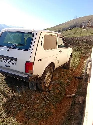 Avtomobil satışı: VAZ Lada Niva 4x4, ağ rəng, 3 qapılı kuzov. Əsas xüsusiyyətlər: - Tam — 5