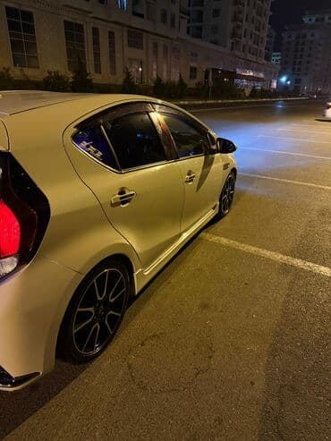 vito satilir: İlkin ödəniş 5000 min Toyota Prius C (Aqua) – hatchbek - Kuzov: ağ — 5