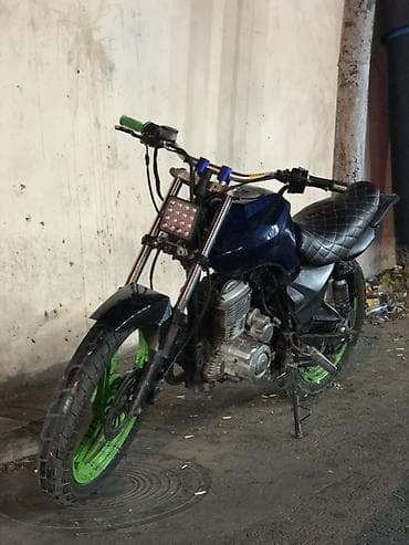 Street stilində modifikasiya olunmuş motosiklet - Növ: zontes sport -