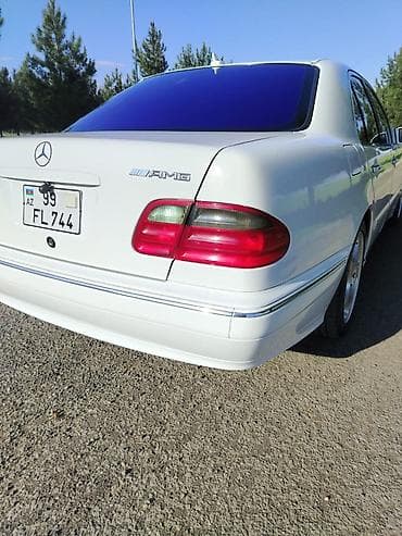 bmw 330 i: Mercedes-Benz E 320: 3.2 l | Sedan — 8