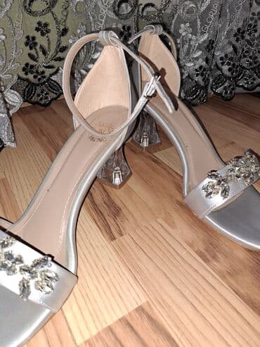 ev üçün qadın şap şapları baletkalar: Gümüşü rəngdə qadın sandaleti - Açıq burunlu, tək zolaqlı model - — 2