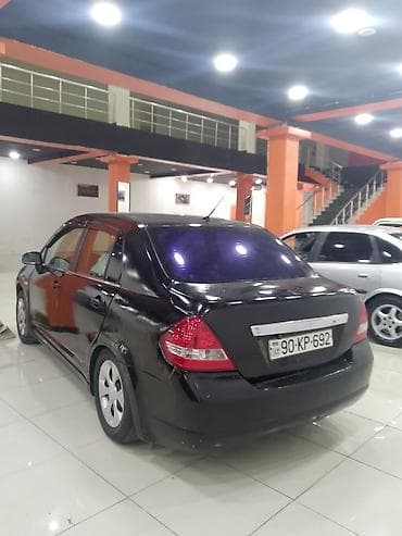 uaz satşları: Nissan Tiida sedan – qara rəng, 4 qapı, şəhər üçün qənaətcil ailə — 5