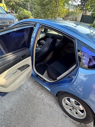 prius qanad: Toyota Prius (2-ci nəsil) – mavi rəng, hibrid hatchback — 4