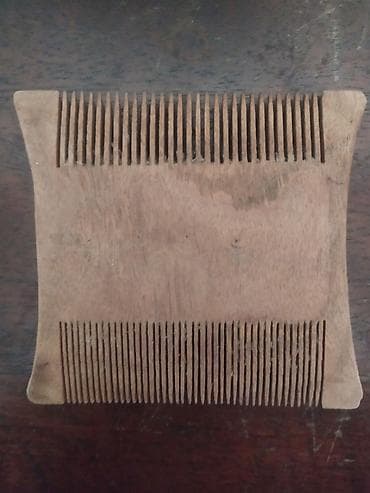 qedimi etir: Antik Taxta iki tərəfli daraq. 1800 illərə aiddir təxmini . - — 1