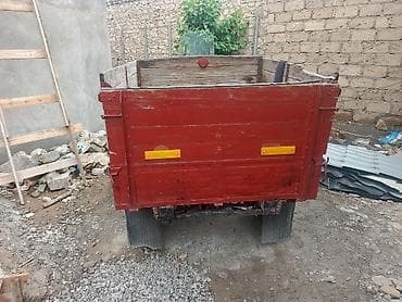 Nəqliyyat: Qırmızı rəngli kənd təsərrüfatı qoşqusu - Ölçü: təxmini 2,2–2,5 m — 1