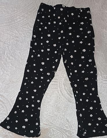 Джинсы и брюки: Uşaq şalvarı – qara rəngdə, ağ kiçik çiçək naxışlı, incə qabarıq — 1