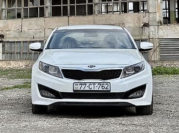 Kia K5 sedan – ağ rəng, 4 qapılı, Azərbaycan nömrə nişanı (77-CT-762)
