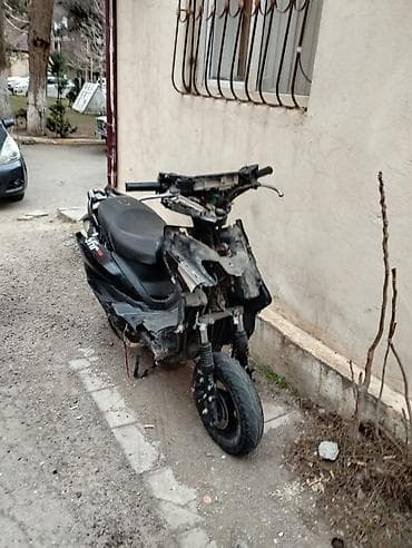 moon maped: Qara rəngli, zədələnmiş skuter təmir və ya ehtiyat hissələri üçün — 1