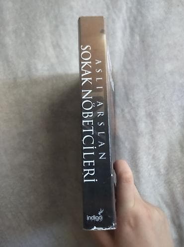 billie eilish: Məhsul: Kitab – “Sokak Nöbetçileri” Müəllif: Aslı Arslan Nəşriyyat — 3