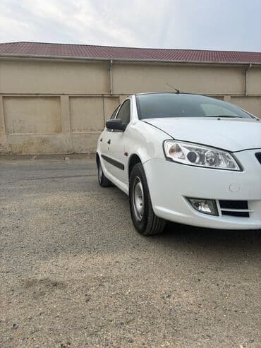 фольксваген поло новый кузов: Ağ rəngli sedan avtomobil Xüsusiyyətlər: - Kuzov: 4 qapılı sedan, ağ — 3