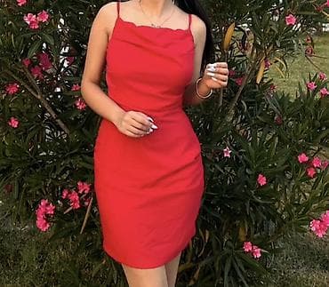 Qırmızı zərif don - Model: qolsuz, nazik askılı - Yaxa: yumşaq drapə