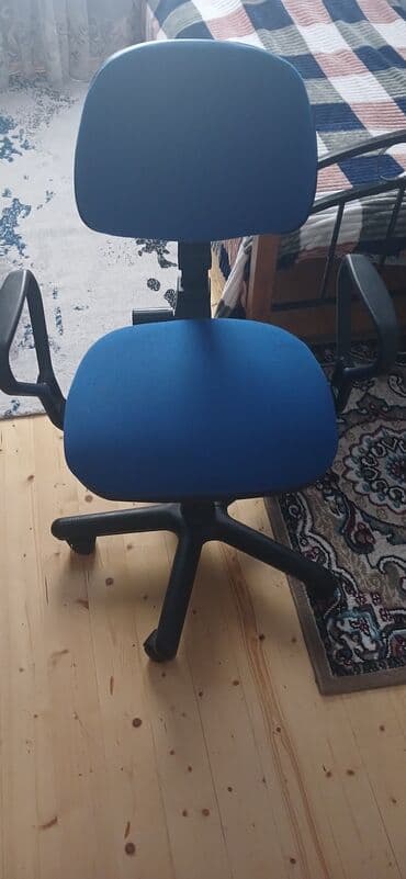 ofis oturacaq: Mavi rəngli, rahat ofis kreslosu. Oturacaq və kürək hissəsi yumşaq — 1