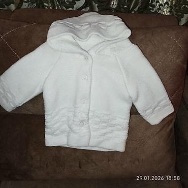 Ağ rəngli körpə kardiqanı - Model: kapüşonlu, düyməli kardiqan -