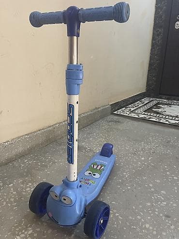 scooter samokatlar: Uşaq skuterı – 3 təkərli, mavi rəngdə - İrəli hissədə iki, arxada bir — 2