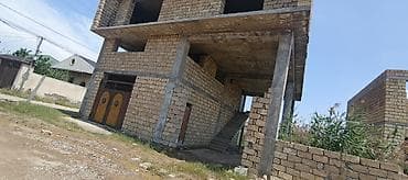 Hasar karkas beton kəmər üzrində tikilib və izolyasiya olunub. Ev — 8