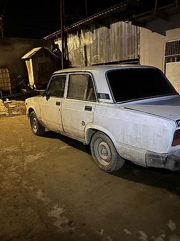 r20 teker: VAZ 2107, ağ rəng, sedan kuzov. Xüsusiyyətlər: - Mexaniki sürətlər — 7