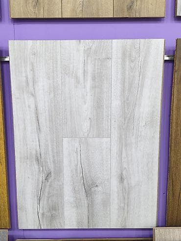 laminat mebel: Açıq boz tonlarda, ağac teksturalı laminat döşəmə paneli. - Dizayn — 1