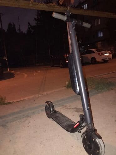 mi 10 t pro qiymeti: Elektrik skuter - Rəng: qara, kompakt və minimal dizayn - Ön və arxa — 3