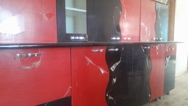 asma tavan metbex ucun: Müasir üslubda dizayn edilmiş qırmızı və qara rənglərdə mətbəx dolab — 3