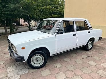 teker 20: VAZ 2107 sedan – klassik ağ rəngdə, 4 qapılı. Xüsusiyyətlər: - Kuzov — 3