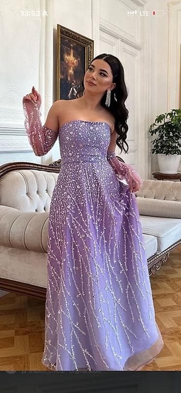 Bənövşəyi rəngdə, strapless (çarəsiz), A-kəsimli ziyafət/libas. Üst