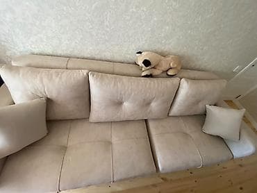 Künc divan düz yığılıb. Az işlənib. 2,5 m uzunluğu.
 200 man — 2