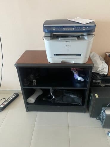 Bitkilər: Qara və qəhvəyi rənglərdə işlənmiş ofis mebeli dəsti. Dəstə böyük — 4