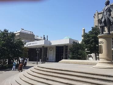 Nizami Moll, Nizami metronun garşisinda arxitektur daş binadir — 3