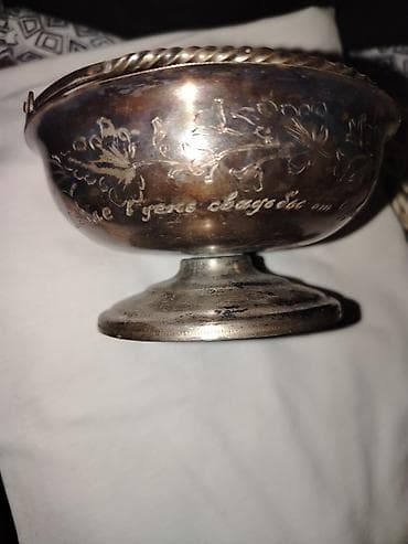 Gümüşü rəngli metal vaz/kiçik qab – əl işi oymalarla - Material — 2