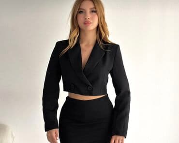 Qadın crop blazer – qara rəng - Üst: qısa (crop) fasonlu blazer. İki