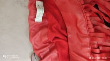 Ağ rəngli qadın qısa topu. Dairəvi yaxalı və qolsuz dizayna malikdir — 6