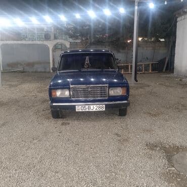VAZ 2107, tünd mavi rəng. Klassik sedan kuzovu, xrom ön barmaqlıq və
