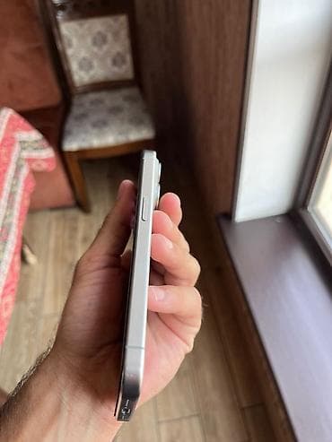 aple 8: IPhone 15 Pro, 128 GB, Natural Titanium, Simsiz şarj, Face ID — 3
