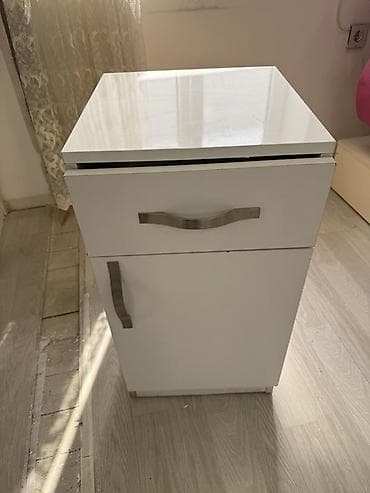 tumbucka: Ağ rəngli komod/kiçik dolab
Ölçüsü 40 x 75 — 1