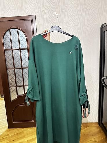 Svitşotlar: Yaşıl rəng kokteyl libas. Xladydən alınıb. Az geyilib, səliqəli — 1