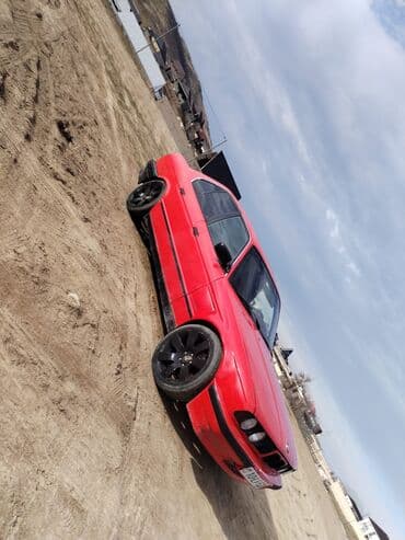 BMW 5 Series (E34) sedan - Kuzov: 4 qapılı sedan, parlaq qırmızı