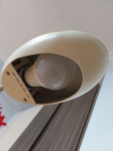 palas: Philips masaüstü işıq lampası. Üzerinde müeyyen derecede lekeler var — 2