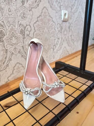 женская шифоновая блуза: Zərif qadın tuflisi – şəffaf vinil korpusu və ağ dəri detalları ilə — 1