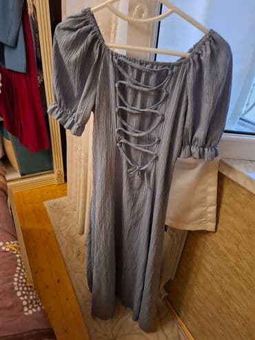 cicekli don: Ağ rəngdə, qara çiçək naxışlı, uzunqol qadın midi donu. Donun V — 3