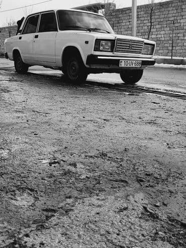 ваз 2107 в рассрочку: Ağ rəngli, dördqapılı VAZ-2107 sedan avtomobili. Avtomobil klassik — 1