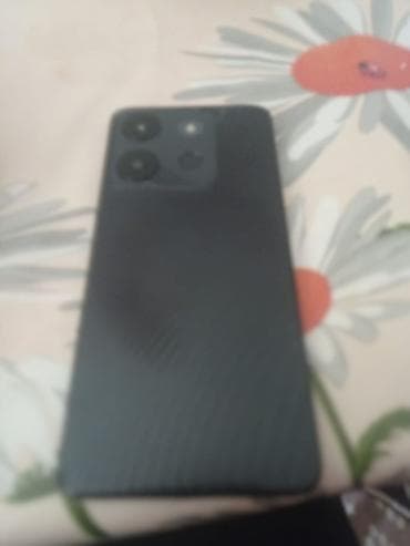ıphone 17 pro max: Smartfon – qara rəngdə, böyük tamekranlı dizayn - Ön hissə: kənarlara — 2