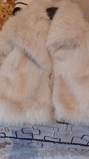 Hicab: Açıq krem rəngli süni kürk plaş/palto. - Yumşaq, sıx tüklü faktura — 1