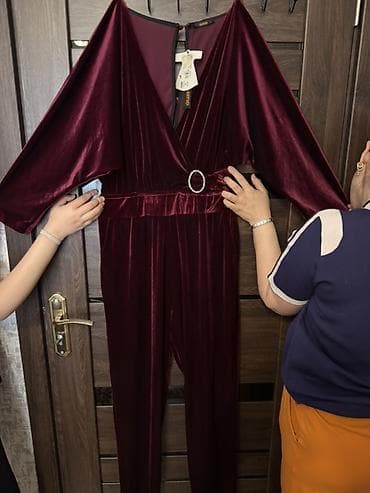 İstifadə olunmamış - sinə dekolteli Bordo rəngli məxməri kombinezon -