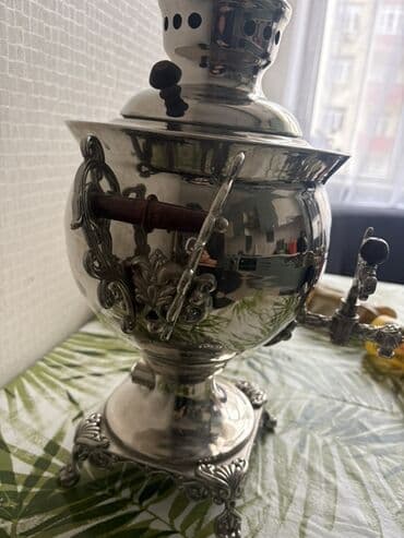 купить бу самовар на дровах: Klassik rus samovarı – dekorativ naxışlı metal gövdə və möhkəm ayaqlıq — 3