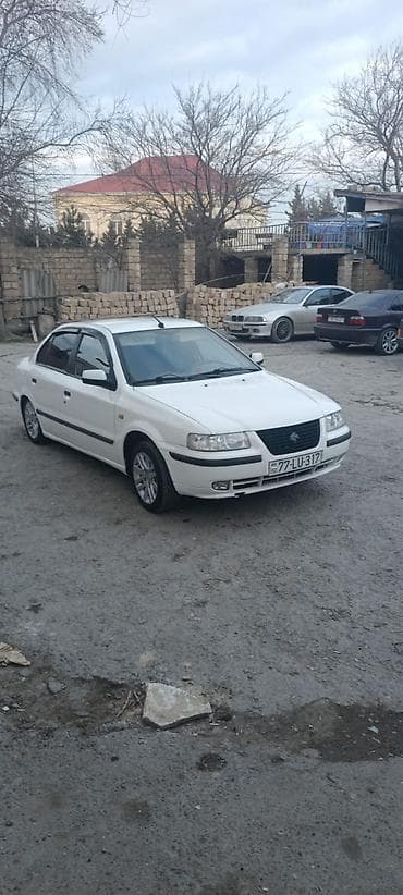 mitsubishi pajero pinin: Ağ rəngli 4 qapılı sedan. Xarici görünüşü klassik xətlərə malikdir — 8